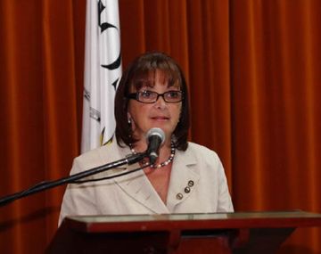 Cosquín: intendenta entrega 40 mil pesos del Municipio por un cuento del tío