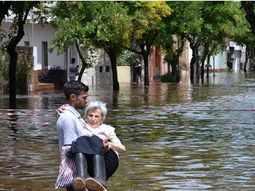 Andrés sacando a su abuela del agua. Crédito: Instagram @95clarck Andrés sacando a su abuela del agua. Crédito: Instagram @95clarck