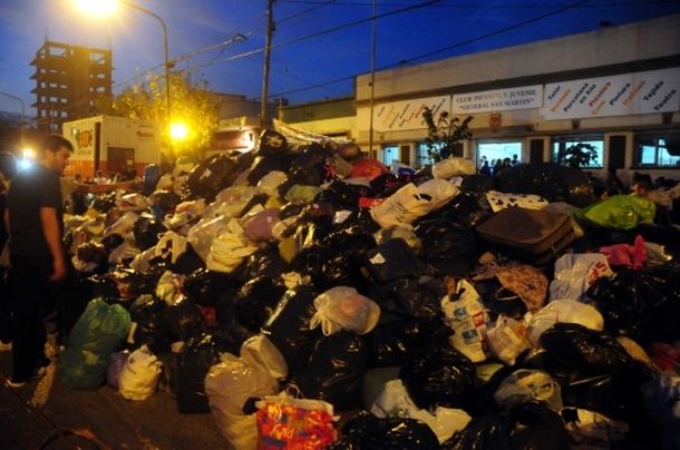 Intentan robar dos camiones con ayuda para los damnificados