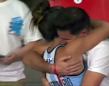 El emotivo abrazo de Agustina Albertario y Lucas Alario tras el triunfo histórico de Las Leonas