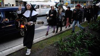 cristian aldana fue a una marcha en su contra vestido de monja cristian aldana fue a una marcha en su contra vestido de monja