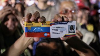 Militantes chavistas exhibel el Carnet de la Patria que les daban tras votar Militantes chavistas exhibel el Carnet de la Patria que les daban tras votar