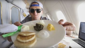 video: un youtuber muestra como es viajar en la primera clase de un avion video: un youtuber muestra como es viajar en la primera clase de un avion