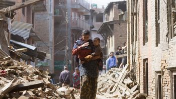 nepal: ya hay mas de 7.000 muertos y unos 14.100 los heridos nepal: ya hay mas de 7.000 muertos y unos 14.100 los heridos