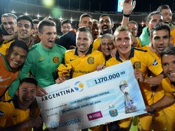 El plantel canalla posa con el premio por la clasificación