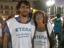 Apoyo a docentes tras la represión - Crédito: @MariaReigada1 Apoyo a docentes tras la represión - Crédito: @MariaReigada1