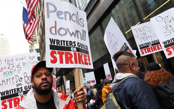 Hollywood amenaza a los guionistas que están de paro con dejarlos sin trabajo
