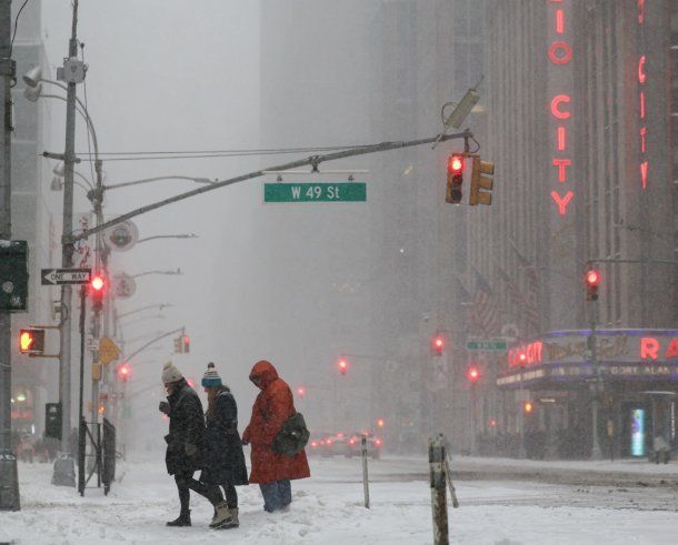 Estados Unidos bajo hielo: la tormenta ártica ya deja nueve muertos y un apagón masivo