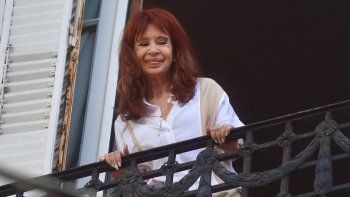 militantes se concentraron frente a la casa de cristina por el 8m y pidieron por su libertad militantes se concentraron frente a la casa de cristina por el 8m y pidieron por su libertad