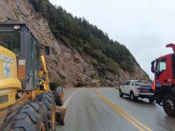 Impresionante derrumbe en la Ruta 40 provoca un corte total en el Camino de los Siete Lagos Impresionante derrumbe en la Ruta 40 provoca un corte total en el Camino de los Siete Lagos