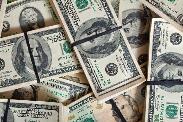 El dólar acumula en el año una caída del 5