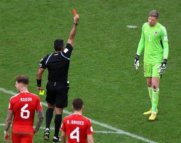A lo Neuer contra Higuaín: así fue la primera expulsión del Mundial de Qatar 2022