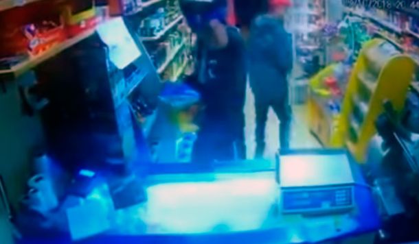 Violento asalto a un kiosco en Bahía Blanca: antes de irse le dispararon a la cámara de seguridad