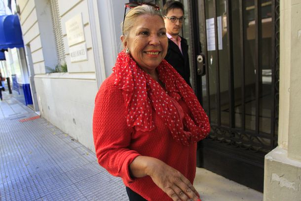 Carrió apoyó a Lousteau: Donde vean un rulo voten; donde vean una pelada, no