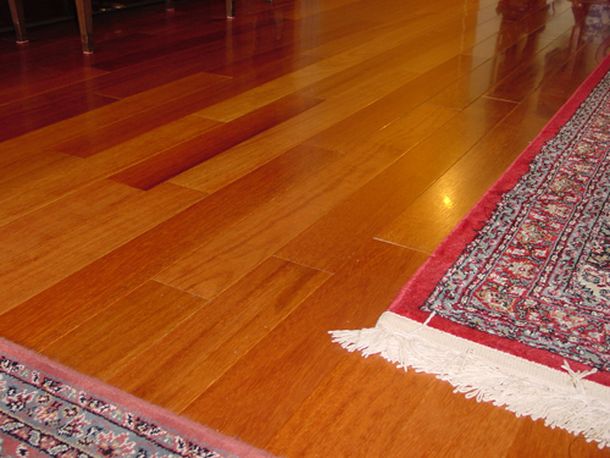 El truco casero que explica cómo reavivar los colores de la madera