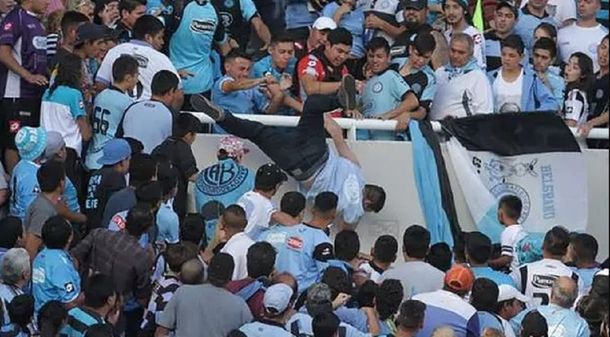 Tiraron a un hincha de una tribuna en Belgrano-Talleres  Crédito: @pablocarrozza