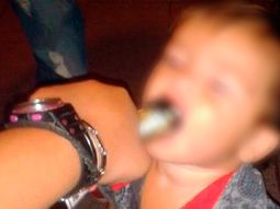 una madre mostro a su bebe con una botella de sidra una madre mostro a su bebe con una botella de sidra