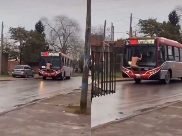 Un hombre desnudo se colgó del limpiaparabrisas de un colectivo en Merlo.