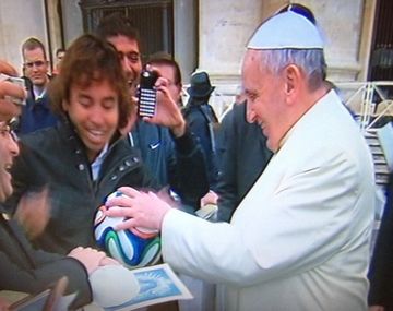 El papa Francisco firmó una pelota para el Mundial 2014
