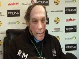 un tecnico italiano dio una conferencia de prensa con una careta un tecnico italiano dio una conferencia de prensa con una careta