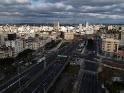 Constitución:&nbsp;la autopista vacía, la estación sin gente y las grúas del puerto al fondo, todo quieto