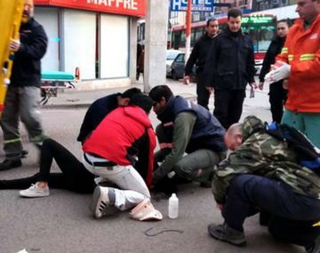 La mujer fue atendida en el lugar y luego hospitalizada. No sufrió heridas de gravedad
