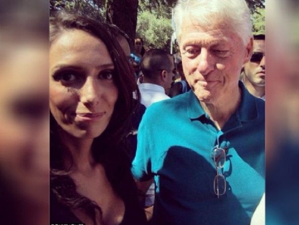 No pierde las mañas: Bill Clinton quedó escrachado en una selfie