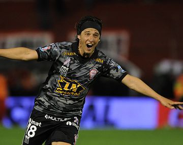 Huracán goleó a Sarmiento en Parque Patricios y acaricia la permanencia