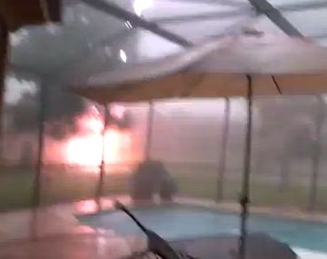 Logra capturar un trueno mientras filma una tormenta