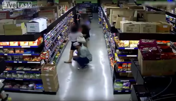 Atrapan a un hombre filmando con su celular por debajo de una pollera