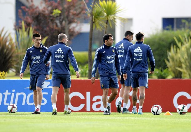 Con bajas y la obligación de cambiar la imagen, la Selección viaja a Paraguay