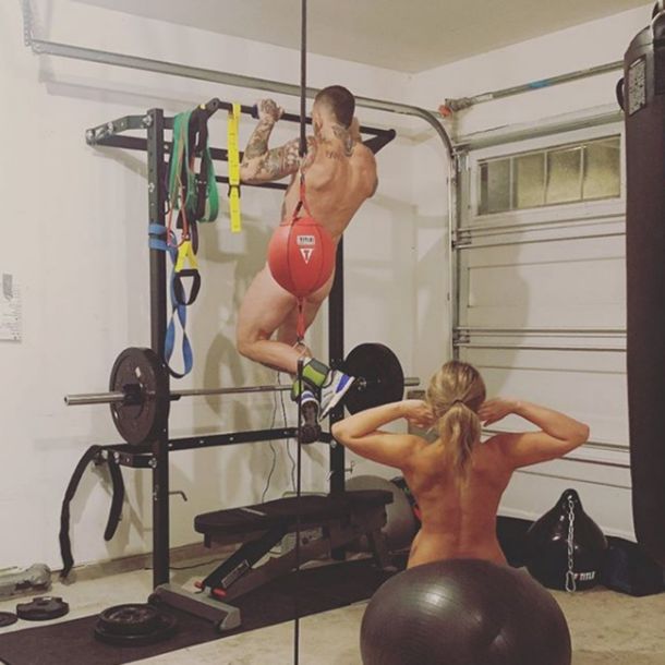 Paige Vanzant y su marido entrenan desnudos en su casa durante la cuarentena