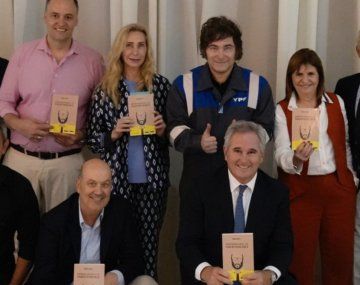 Cuánto cuesta y de qué trata el libro que Milei regaló a sus ministros por fin de año