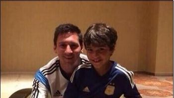 messi se saco una foto con un nene, pero... ¡¡¡se equivoco de chico!!! messi se saco una foto con un nene, pero... ¡¡¡se equivoco de chico!!!
