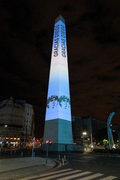 El Obelisco se iluminó con la cara de Maradona
