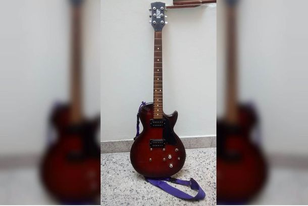 Compró una guitarra robada, buscó a su dueña y se la devolvió