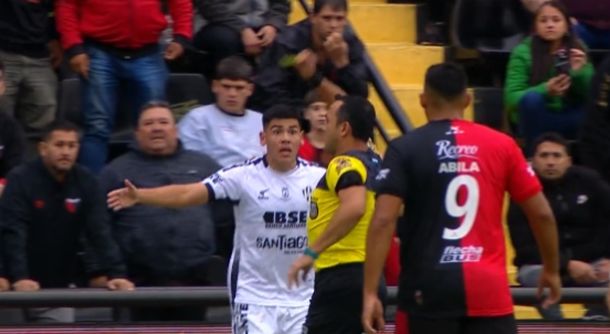 El árbitro Fernando Espinoza empujó a un jugador y volvió a generar polémica