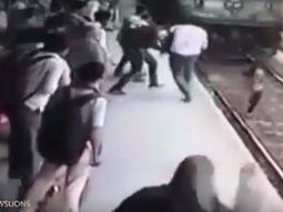 El impactante momento en el que un tren arrolla a una joven en la India El impactante momento en el que un tren arrolla a una joven en la India