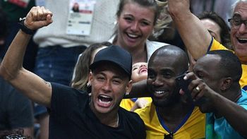 como un hincha mas: neymar celebro en la tribuna el oro del voley brasileno como un hincha mas: neymar celebro en la tribuna el oro del voley brasileno