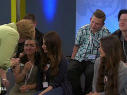 angela merkel consolo a una chica refugiada que sera deportada de alemania angela merkel consolo a una chica refugiada que sera deportada de alemania