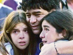 Diego Maradona junto a sus hijas Dalma y Gianinna.
