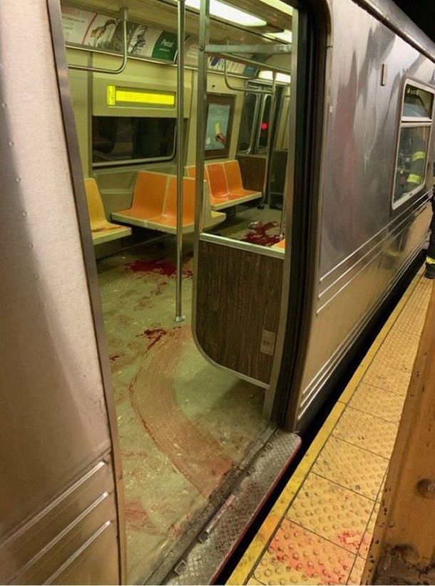 Pánico y horror: las imágenes del tiroteo en el subte de Nueva York