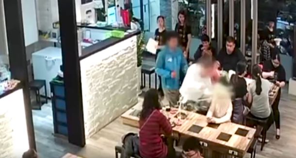 Le tiró la sopa en la cara a una chica