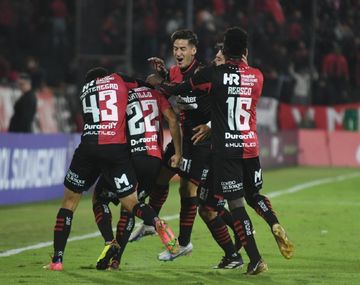 Newells goleó a Blooming en Santa Fe