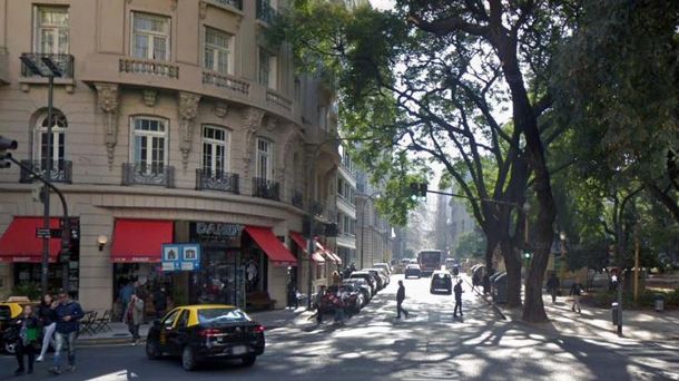 Una pareja y su hija sufrieron un ataque homofóbico en un bar de Recoleta