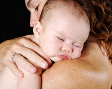 ¿Es bueno llevar a mi bebé en brazos?