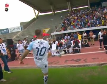 El blooper de Kitu Díaz en Ecuador: regalaron pelotas y le pegó a un colaborador