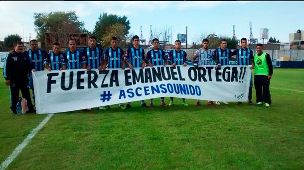 No aprenden más: como Emanuel Ortega, un futbolista debió ser retirado por chocar la cabeza contra una pared