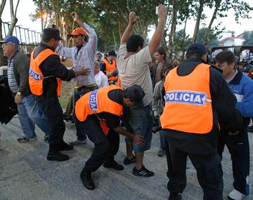 Imágenes de un cacheo policial en los alrededores del Estadio José María Minella de Mar del Plata
