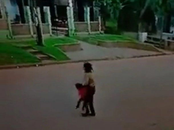 Impactantes imágenes: golpeó y pateó a su beba en plena calle